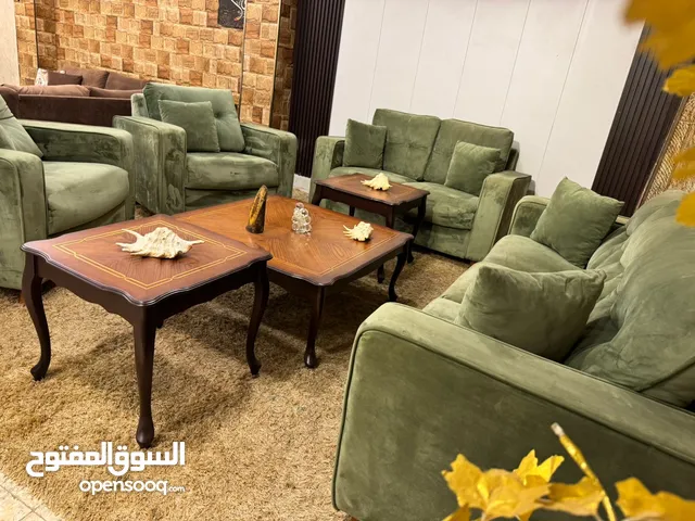 طقم كنب modern كوالتي عالي جداً بالإضافة إلى (طقم طاولات 3 قطع) خشب زان