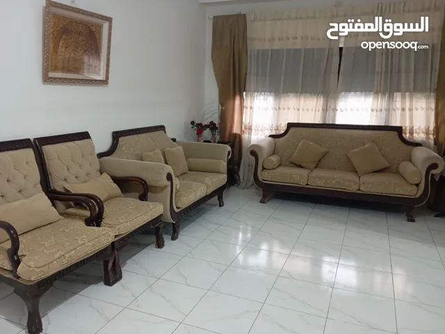 غرفة قعدة 7 مقاعد خشب وبحالة جيدة وسعر مغري لضرورة السفر