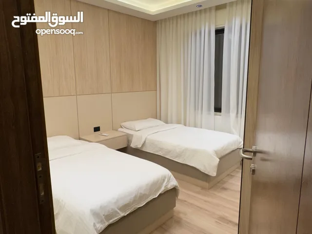 شقة فخمة مفروشة للايجار ثلاث غرف نوم في شارع المدينة قرب مطعم ورد