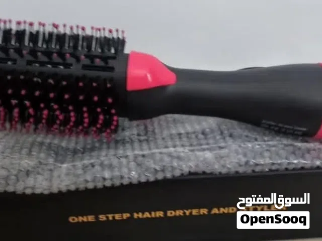 جهازًا متعدد الوظائف لتجفيف وتصفيف الشعر، يجمع بين فرشاة هوائية ومجفف.