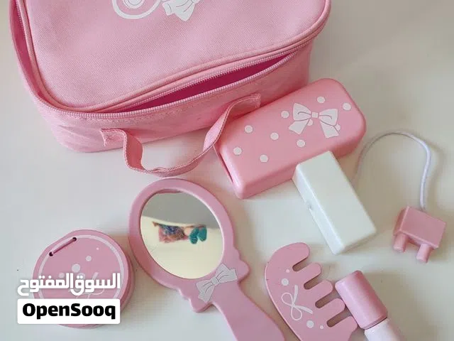 حقيبه  مكياج ألعاب بناتيه تحتوي على عدد من فرجه شعر ومرايا وشسوار وغير ذالك