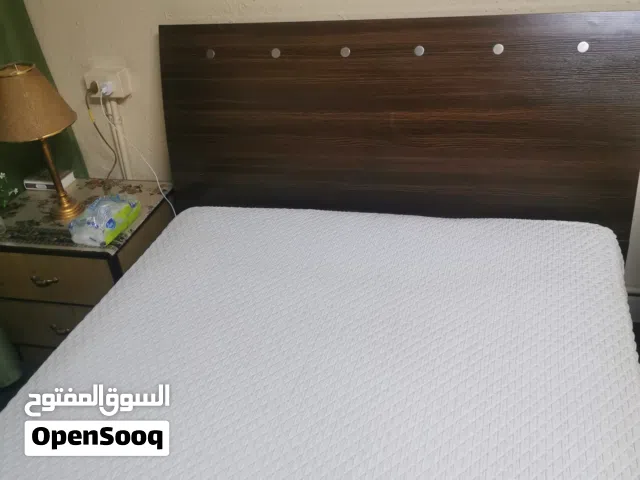 تخت خشب لون بني