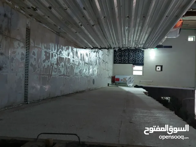 مشتمل للايجار متكون من طابقين وعلى موقع تجاري كامل الخدمات وشارع عرضه 20 متر، يشمل الايجار الكهرباء.