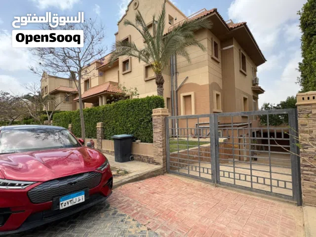 فيلا مستقلة فاخرة للبيع بالفرش والأجهزة الكهربائية داخل كمبوند دقايق من الجامعة الأمريكية