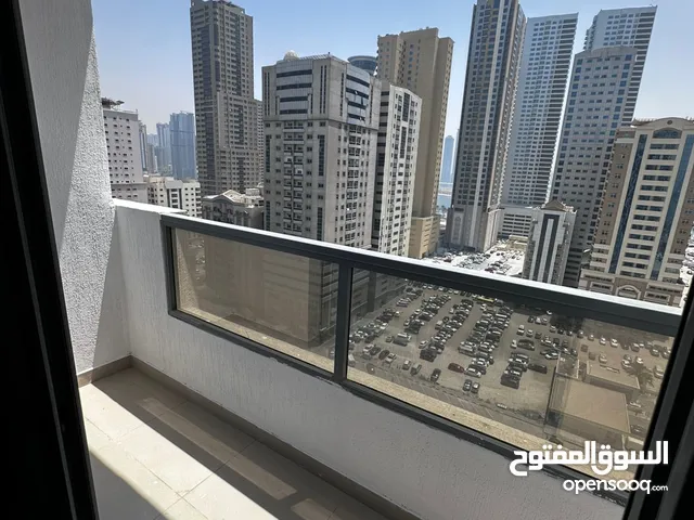 شقة للإيجار في المجاز 3  غرفتين وصالة  إطلالة رائعة على بحيرة خالد  السعر: 47,000 درهم سنويًا  4