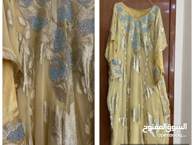 فساتين وجاكيتات وبلايز