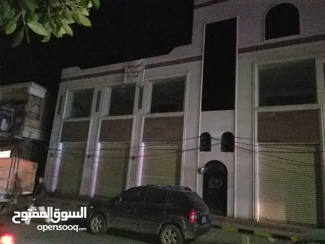 للايجار مبنى تجاري فيه 6 فتحات كبار ودور ثاني كبيررر