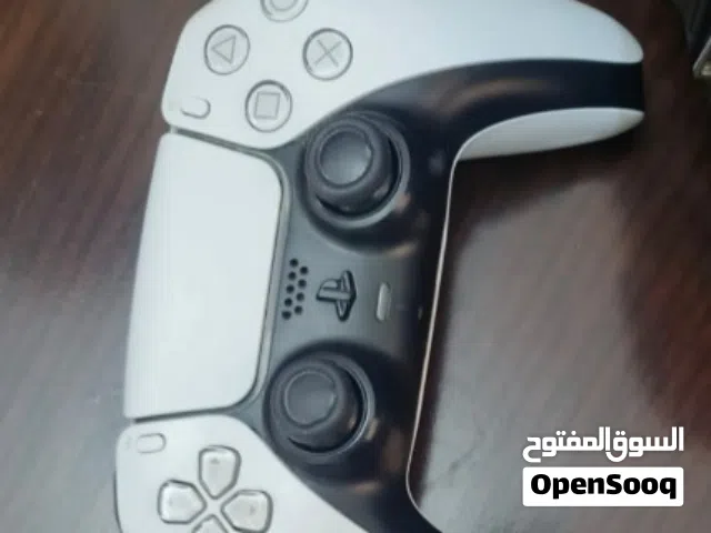 يد بلاستيشن 5 مستعمل بحالة الوكالة معها الريموت الخاص بها إضافة إلى الكاميرا