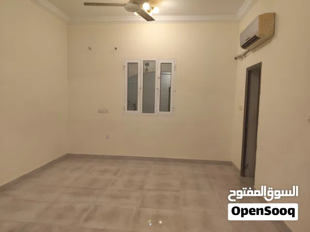 غرفة وحمام ومطبخ واستور بفيلا بالمعبيله الثامنه بجوار مسجد الخليلي ويوجد غرف وحمام ابتداء من 80ريال