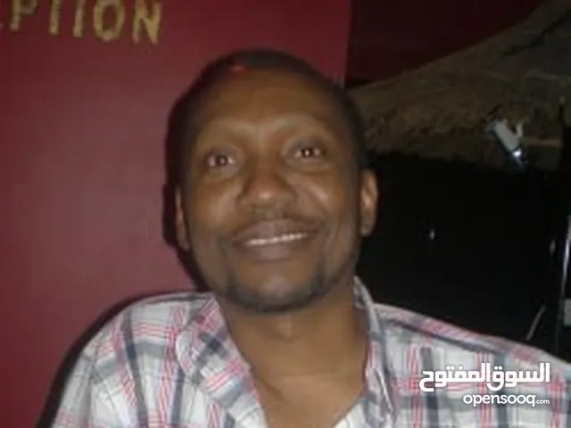 استاذ لسانيات ومترجم من وإلى الإنجليزية والعربية والروسية