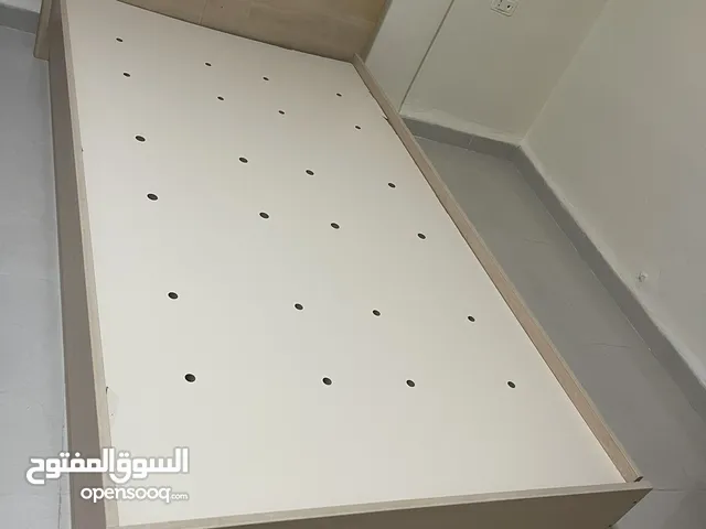 تخت مفرد للبيع موجود