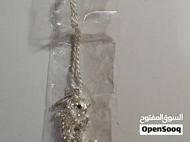 عقد فضي على شكل دولفين