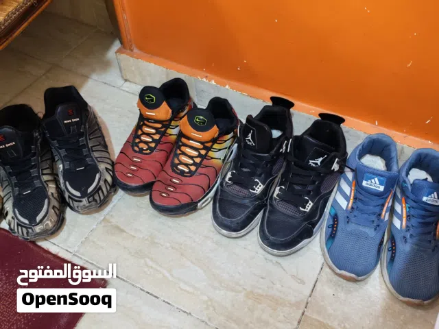 4 كوتشيهات مستعملين للبيع (ممكن تشتريهم كلهم اوتشتري واحده بس)