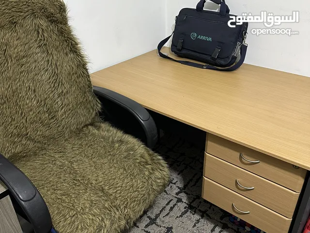مكتب تقيل بحاله جيده جدا مع كرسي للبيع ب 40 دينار