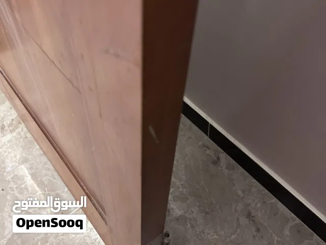 باب موقن مستعمل نظيف
