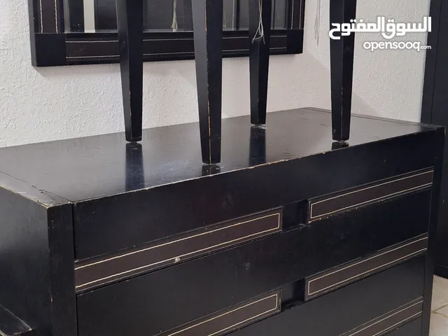 تسريحة + 2 كمدينو بحالة جيدة جدا مع بعض التقشير
