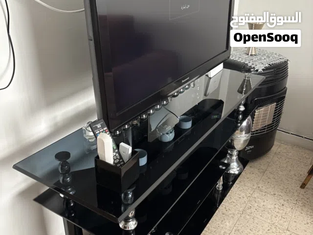 شاشة بانوسونيك أصلي مستعمل استعمال خفيف للبيع مع طاولة تلفزيون قزاز باللون الأسود والفضي بدون اي خدش