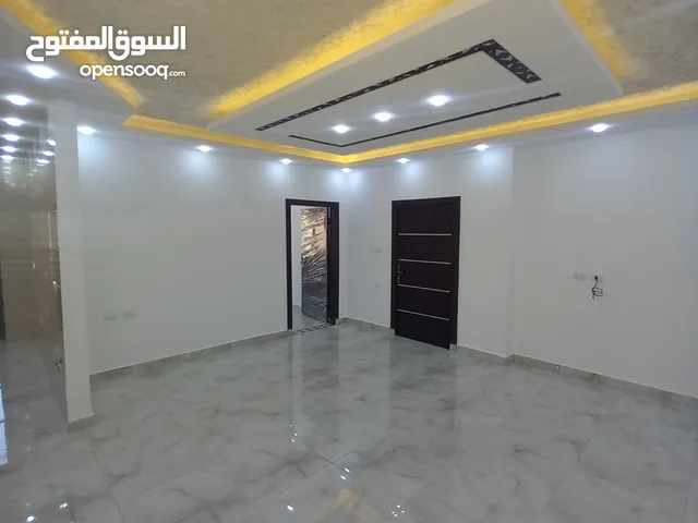 شقة فاخرة طابق اول للبيع