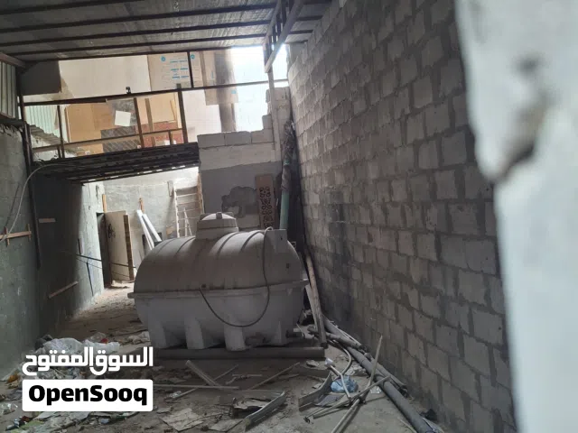 للاجار ورشه عمل مساحة 300م2   مع سكن , ومنافعه