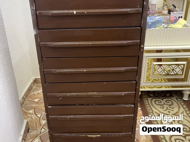 خزانه خشب ثقيل 7 دروج بحاجة لدهان بس الطول 120 العرض 58 العمق 60