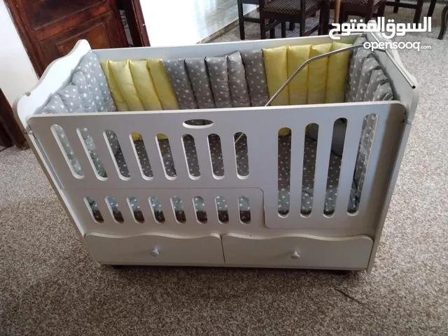 تخت بيبي بحالة ممتازة مع الفرش