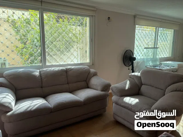 طقم كنب لون بيج فاتح ماركة هوم سنتر..بحاله ممتازه..6 مقاعد ثلاثيه+ وثنائيه ومفرده+طاوله وطربيزات