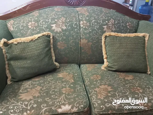 طقم كنب حفر خشب ثقيل 7 مقاعد نظيف البيع بسبب النقل لشقة صغيرة