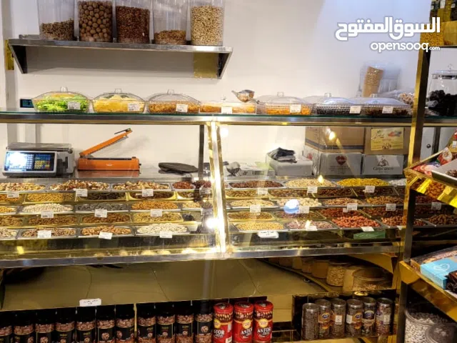 معرض لبيع المكسرات