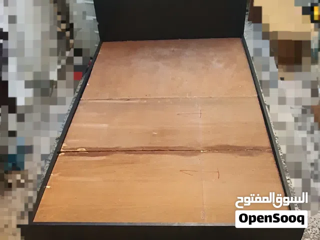 تخت مفرد ونص مستعمل بحاله جيده نوع الخشب إندنوسي مع فرشة او بدون
