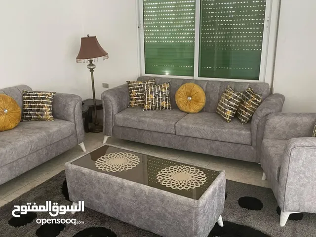 طقم كنب 7 مقاعد و البرادي وطاولة و السجادة كامل