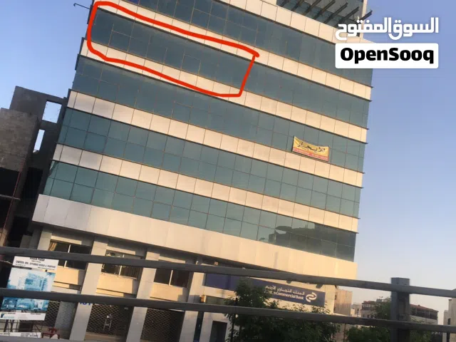 مكتب مقسم ومفروش 4 غرف واستقبال وحمام ومطبخ مطل على شارع مكة المكرمة ( نعتذر عن المفاصلة)