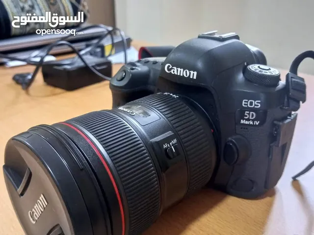 Canon 5D Mark 4 + ef 24-60mm lens + flash