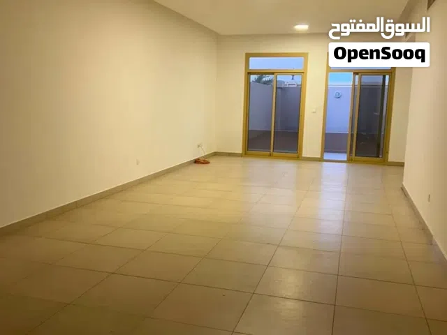 فيلا مودرن فخمة في قلب مدينة خليفة   **المساحة والتقسيم:** - المساحة: 4,226 قدم مربع - واسعة جداً -