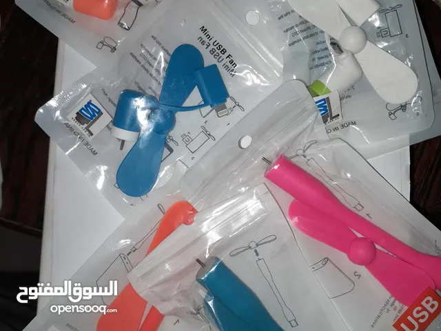 مروحة USB صغيرة وخفيفة، تشتغل على أي باور بنك أو شاحن.