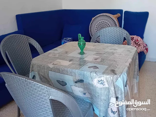 طاولة طعام متر ×متر مع 3كراسي بلاستيك لون جراي بحالة الممتاز في حمام 