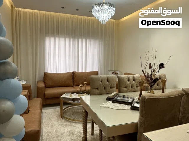 شقة للبيع مناسبة للسكن العائلي أو الاستثمار.