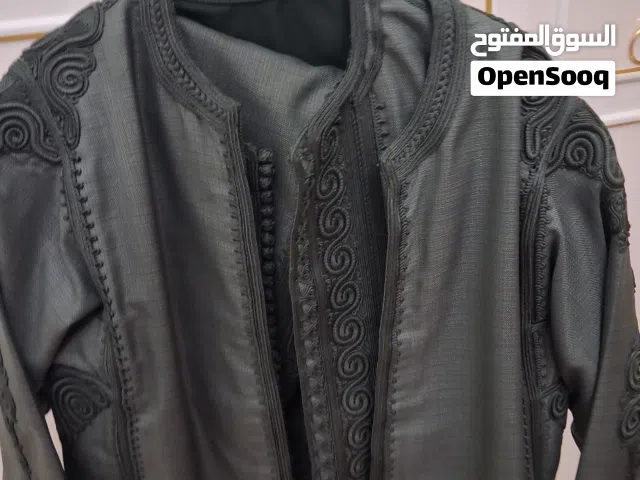 زبون اللون اخضر استعمال نظيف جذا ملبوس 2\3 الخدمه نص يد ومعاه بدله عربيه سعرها70