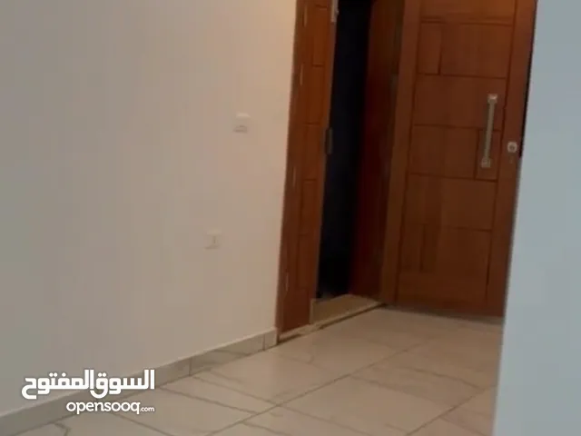 شقة جديده تشطيب حديث للإيجار في سوق الجمعة بعد HT مول الطابق التالت 1500د اجانب او ليبين