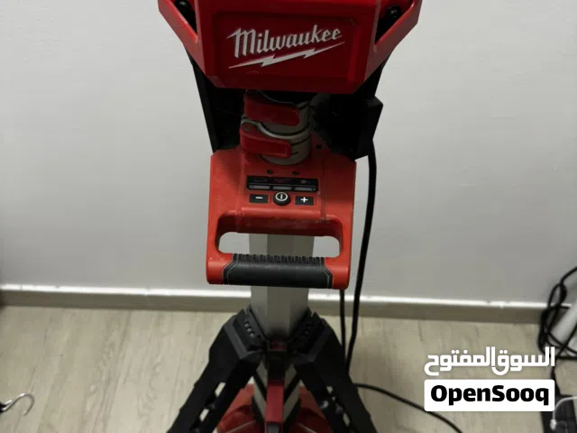 Led projector battery and without battery power Milwaukee