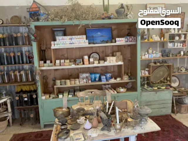 نمليه قديمه جدا لونها الأصلي خشبها قوي طول مترين وعشرين وارتفاع مترين وعرضها 50 سم السعر 50 دينار