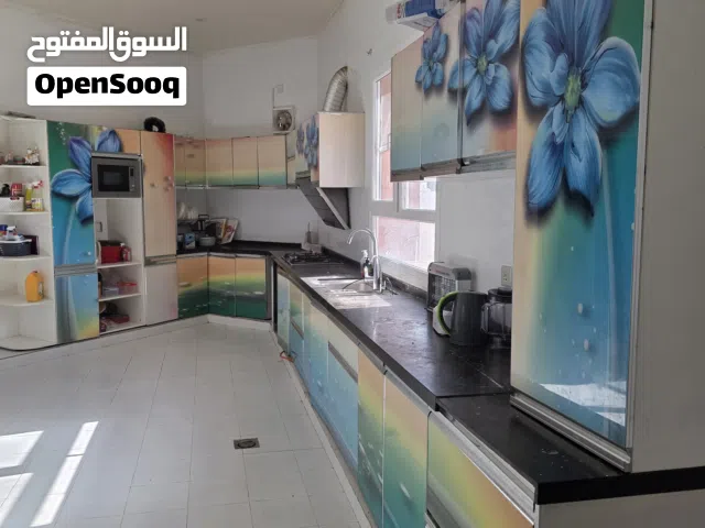 مطبخ خشب عليه طبقة حماية ابعاده 7 متر  في 2 متر