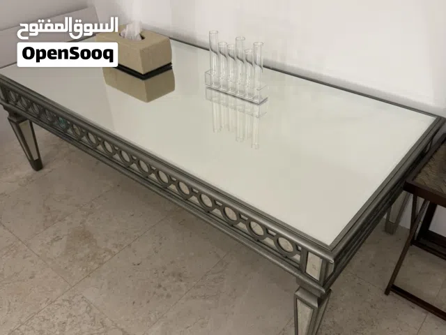 طاولة زجاجية انيقة جدا للبيع لون رصاصي