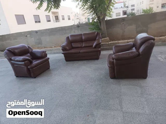 طقم كنب جلد اربع مقاعد بحاله جيده جدا للبيع الموقع عمان الجبيهه