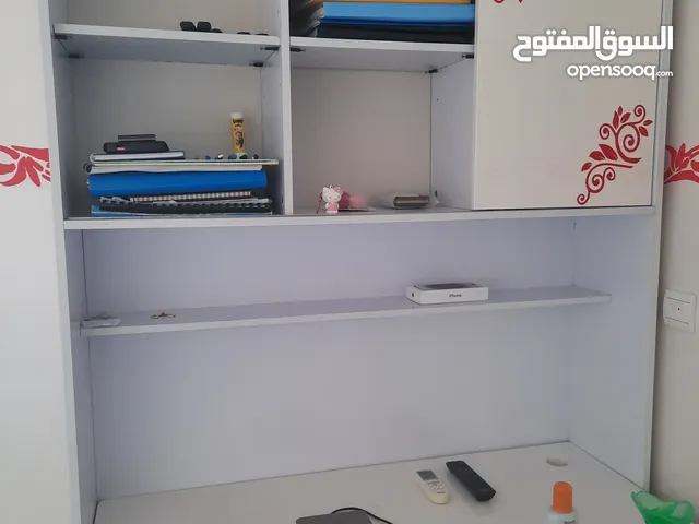 Chambre à coucher avec matelas et bureau en couleur blanc et rouge en bonne état