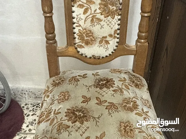 طاولة سفره مكونة من ثمانية كراسي