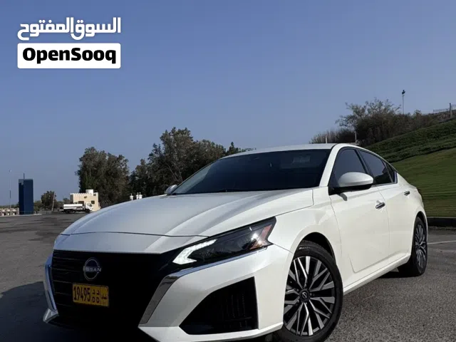 نيسان ألتيما 2023 (Nissan Altima)، لون بيج داخلي وكالة