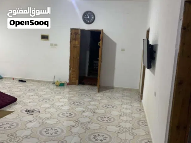 شقه لليجار في الدعوه الاسلاميه الدور الاول يوجد بها تلاته غرف وصاله وحمام ومطبخ