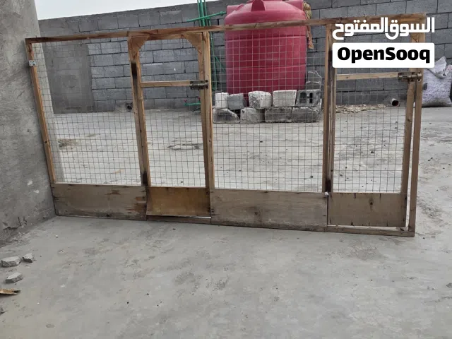 متاح واجهيات وحده حديد والثانيه خشب بابين
