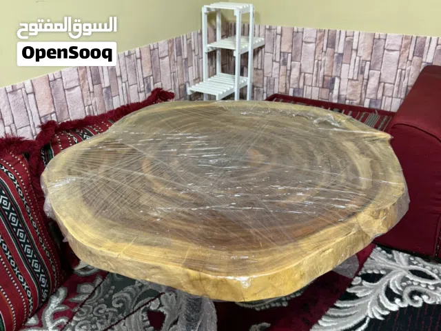 طاولة خشبية فاخرة تجمع بين الأناقة والمتانة لتضيف لمسة جمالية مميزة لمنزلك