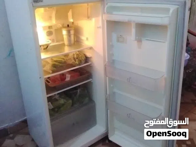 whirlpool fridge good working and good condition.